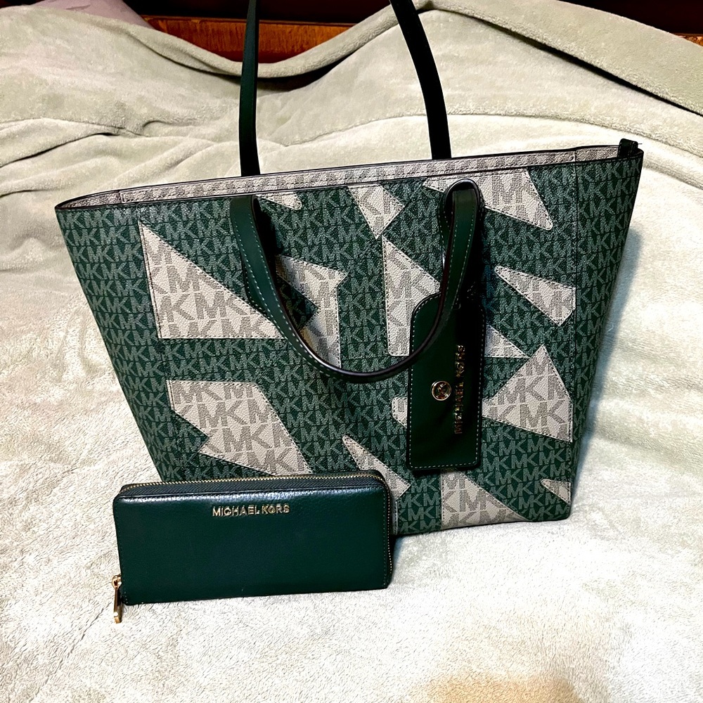 Michael kors purse and matching wallet. Hard to find style and color.